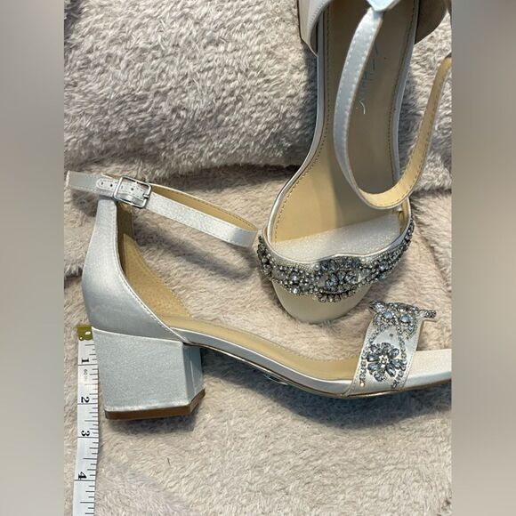 Betsey Johnson wedding shoes. White with rhinestones. Size 8.5. Worn a few hours - Picture 5 of 12